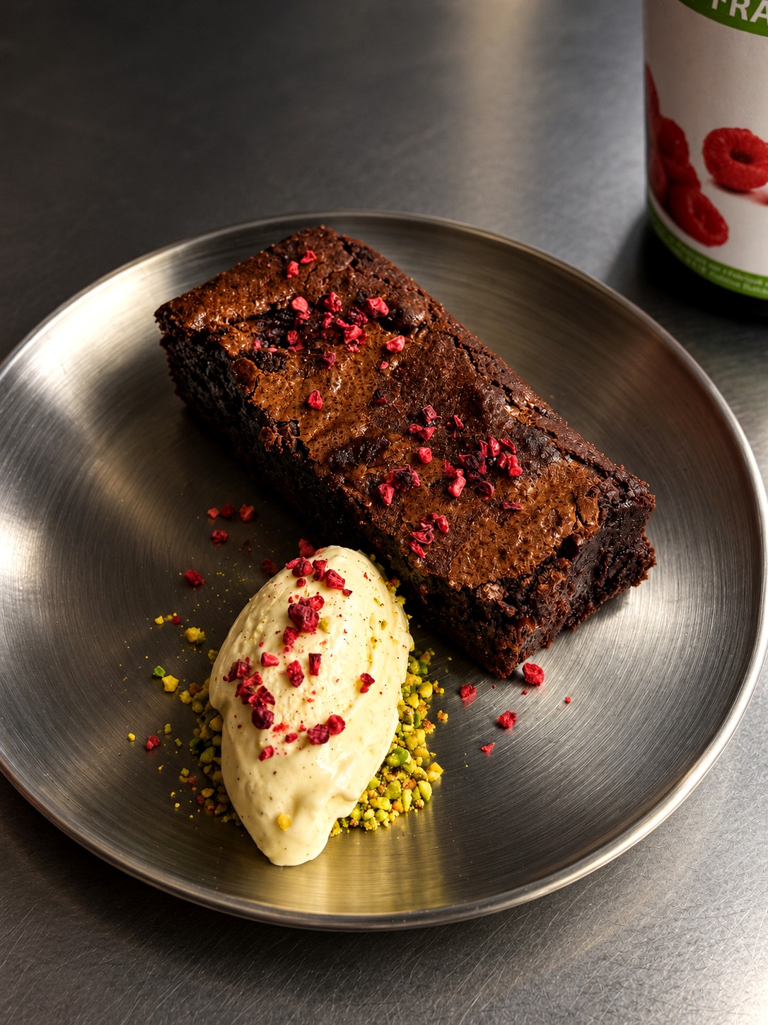 Brownie de chocolate con helado y pistacho de Nash Hot Bird