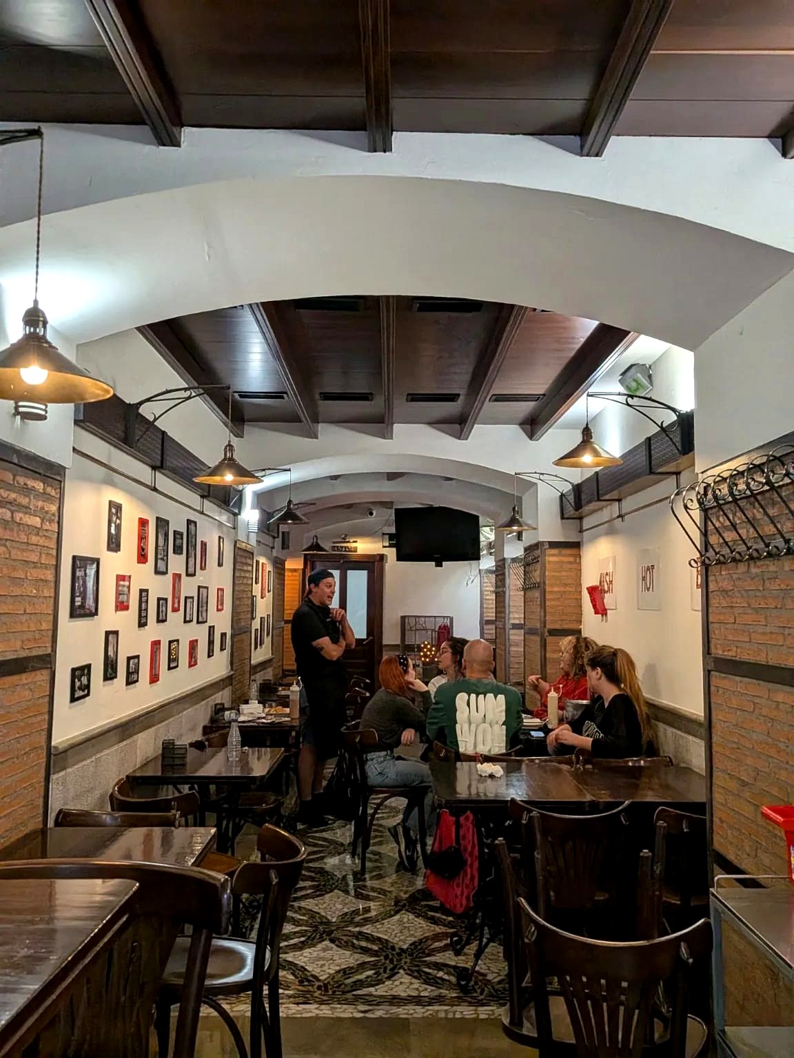Sala de Nash Hot Bird Granada durante el servicio